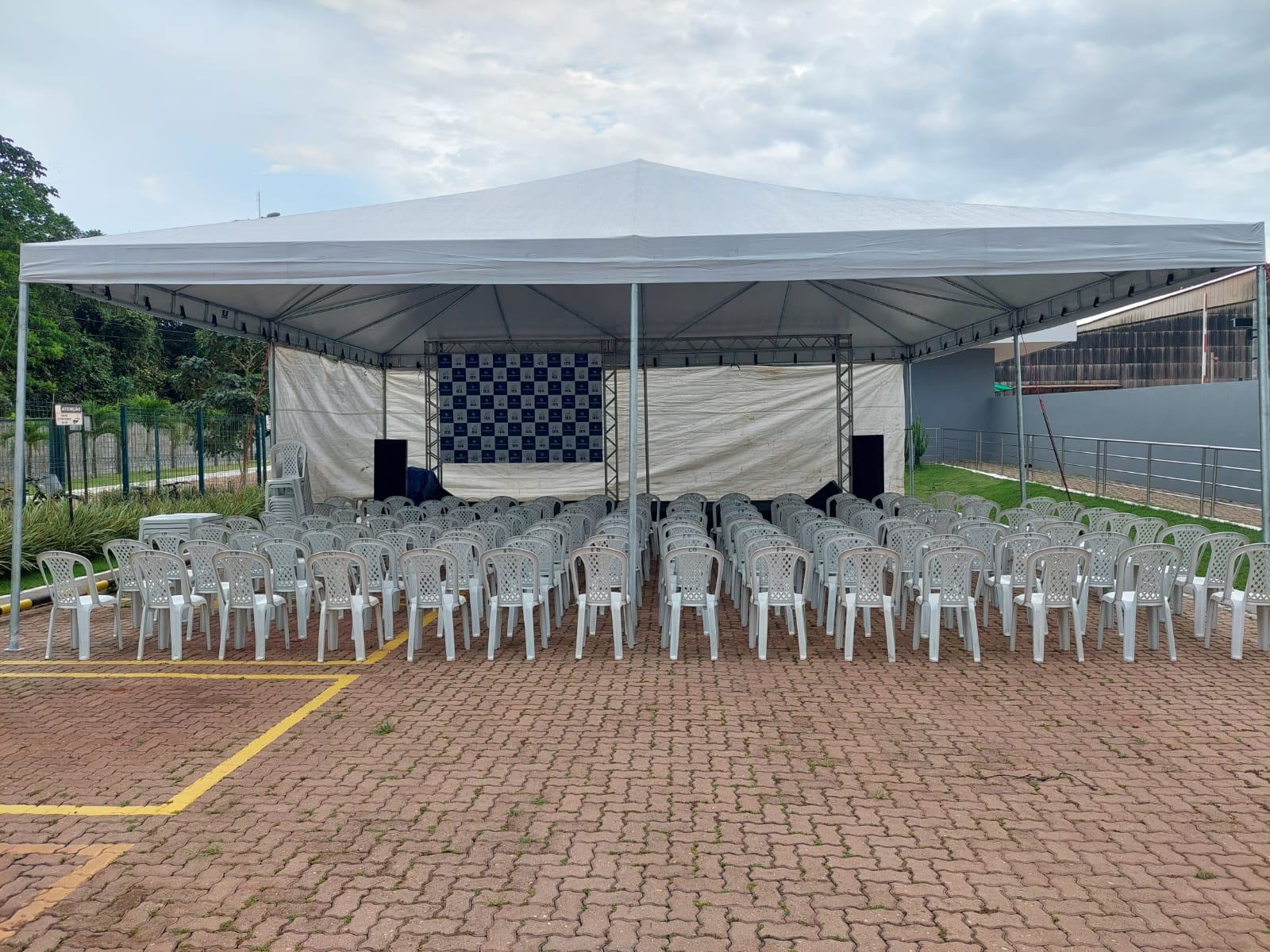 Tenda para Formatura Tenda grande com cadeiras montada pela Andersom Produções para formatura em Belém