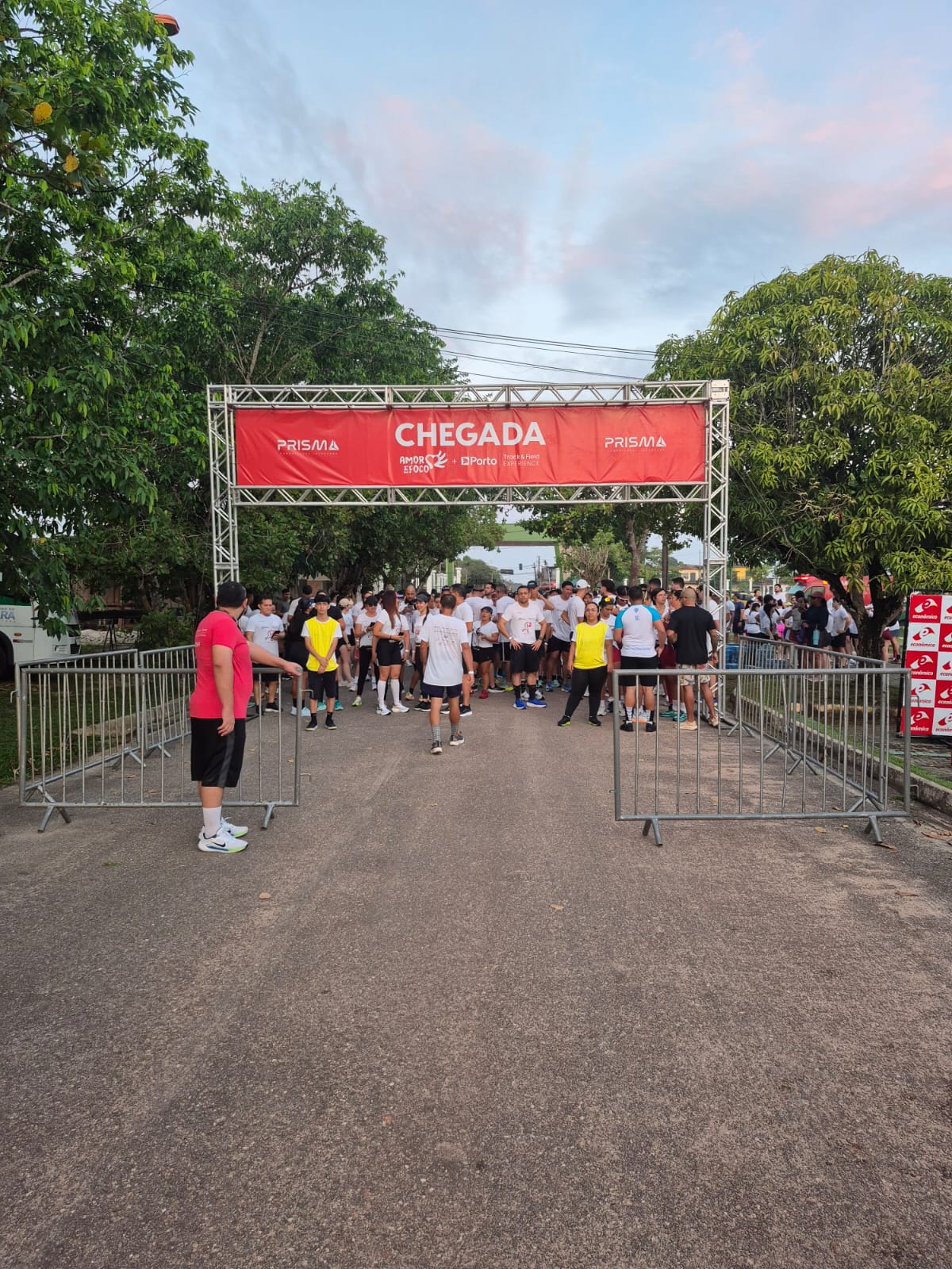 Grades de Contenção em Corrida Grades de contenção montadas em pórtico de chegada de corrida de rua em Belém-PA