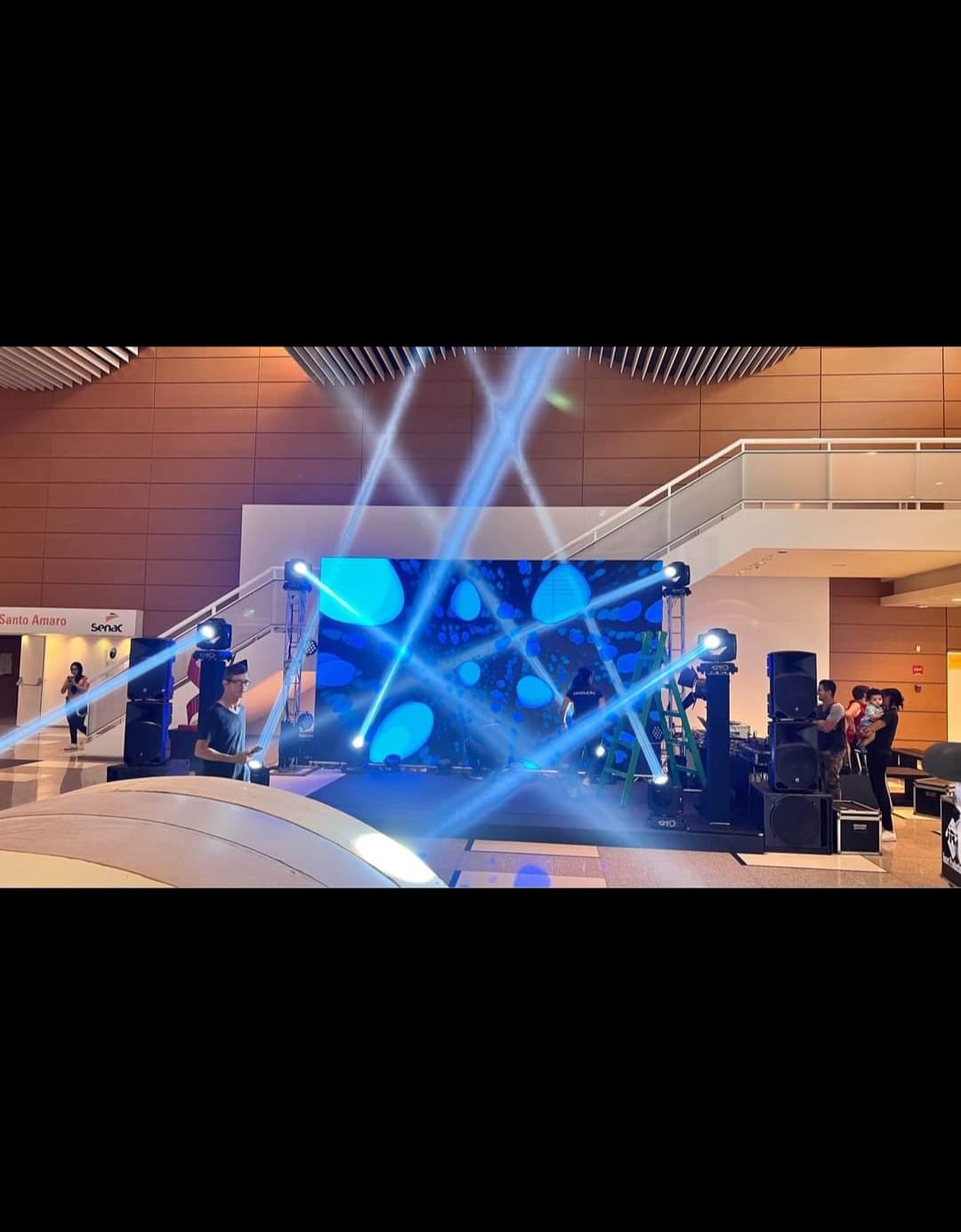 Beams Azuis e Painel de LED no Senac Santo Amaro Beams azuis cruzados e painel de LED em palco montado pela Andersom Produções no Senac Santo Amaro em Belém-PA