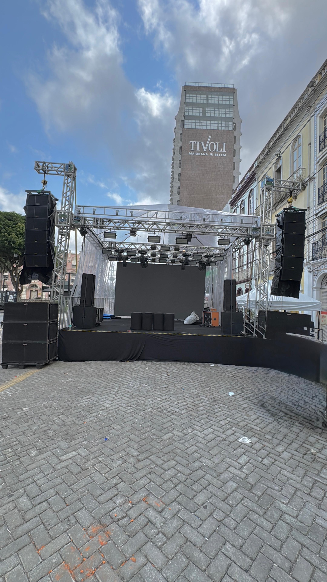 Palco de Grande Porte no Centro de Belém Palco de grande porte com line array montado em frente ao Tivoli em Belém-PA - Andersom Produções