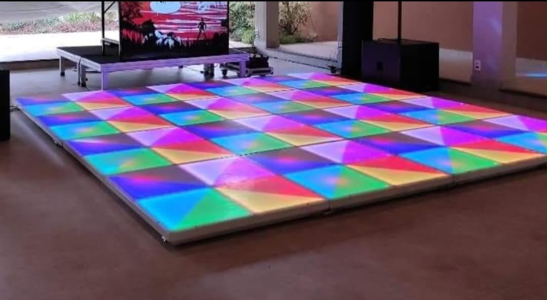 Pista de LED RGB em Salão Pista de LED RGB colorida arco-íris montada em salão para evento em Belém-PA - Andersom Produções
