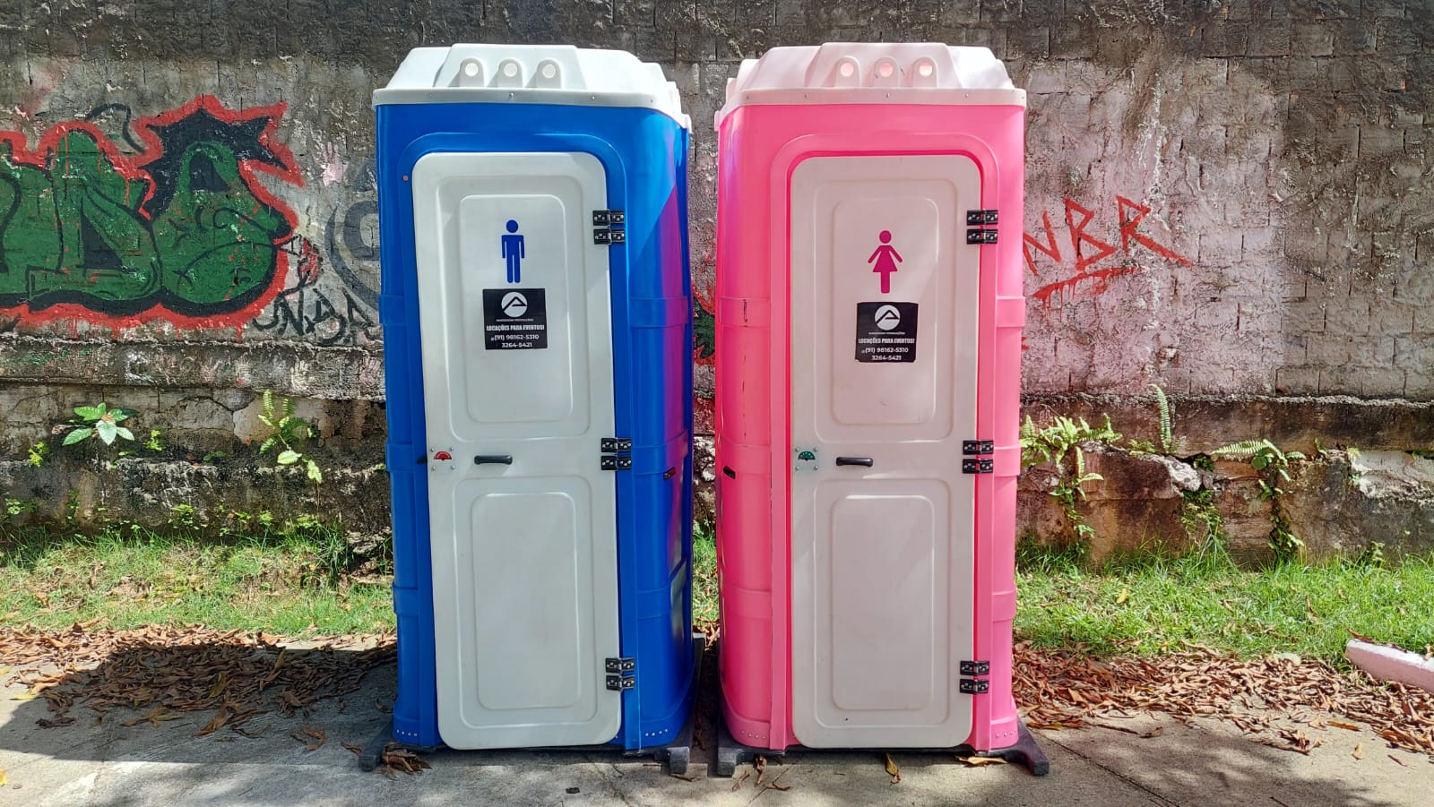 Par de Banheiros Químicos Par de banheiros químicos masculino e feminino instalados em evento em Belém-PA