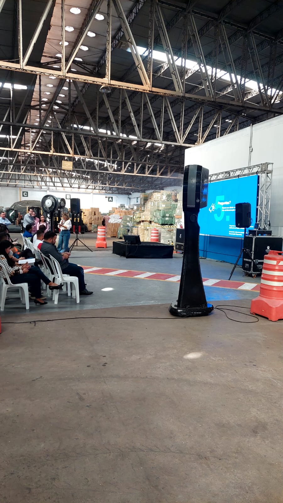 Climatizador em Evento Corporativo Climatizador Joape em evento corporativo em galpão com palco e painel de LED em Belém-PA